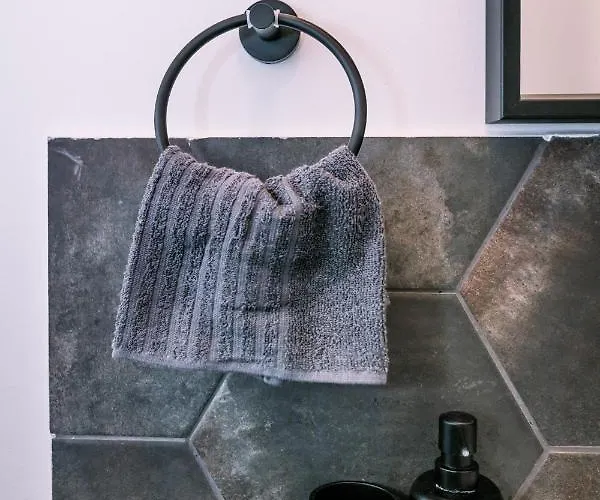 Apartment B15 - Wood&black *