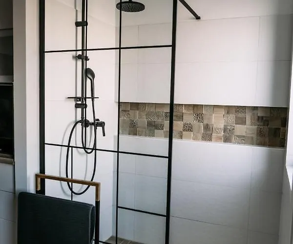 Apartment B15 - Wood&black *